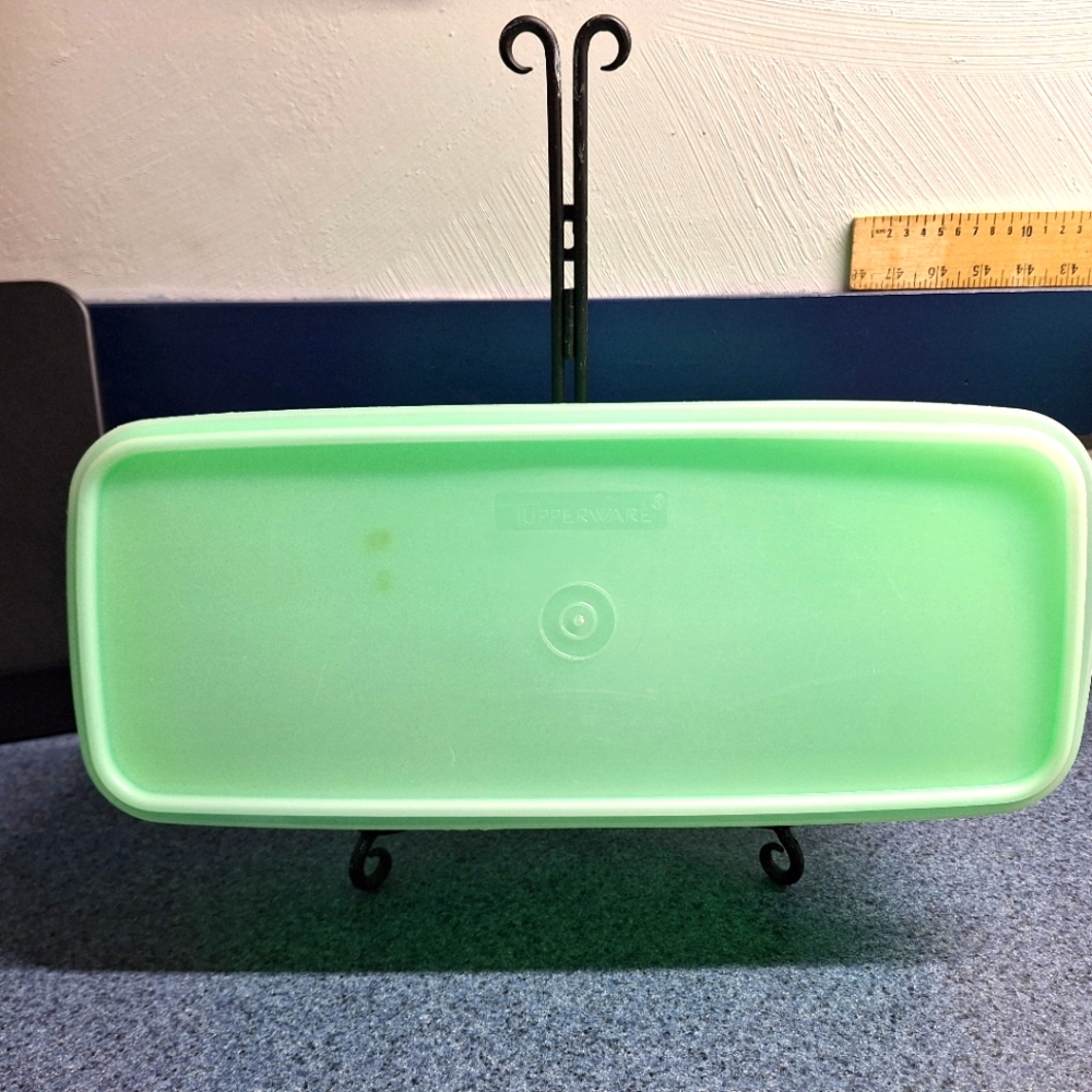 Tupperware Jadeite Celery/Vegetable Keeper #782-3, Early 1970's